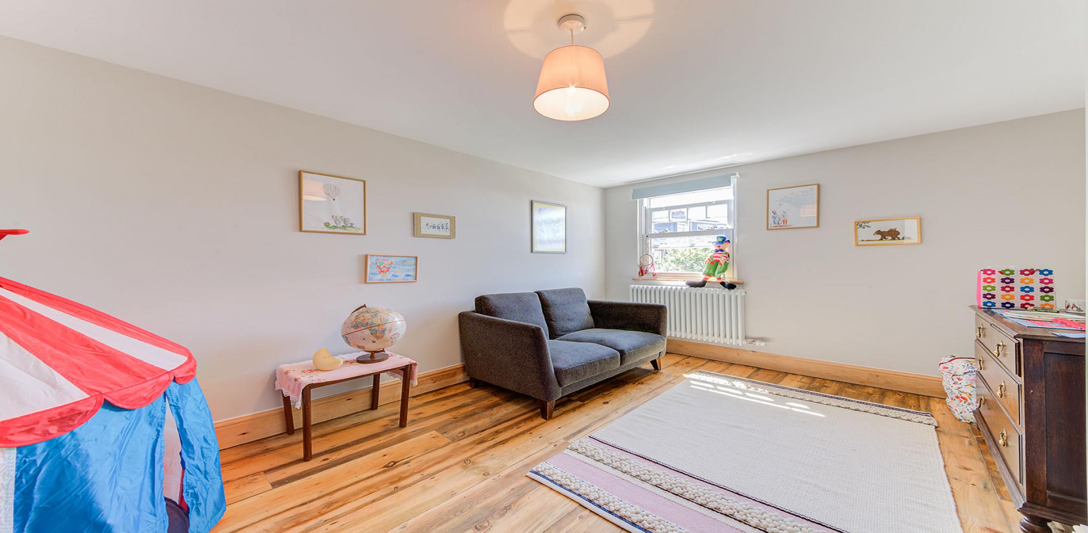 			4 Bedroom, 1 bath, 1 reception Terraced House			 Totteridge Lane, TOTTERIDGE & WHETSTONE